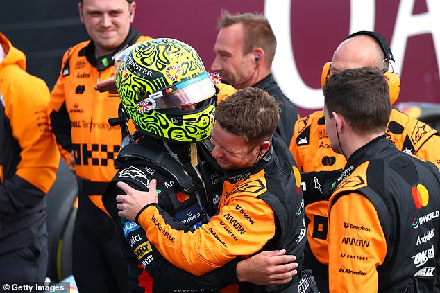 Bilo je veselih scena dok je Norris slavio sa svojim timom nakon njegove pobjede