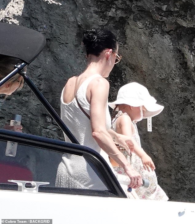 Njezina mini-me kćer koordinirala s njom u cvjetnoj haljini i bijelom kapu za sunčanje