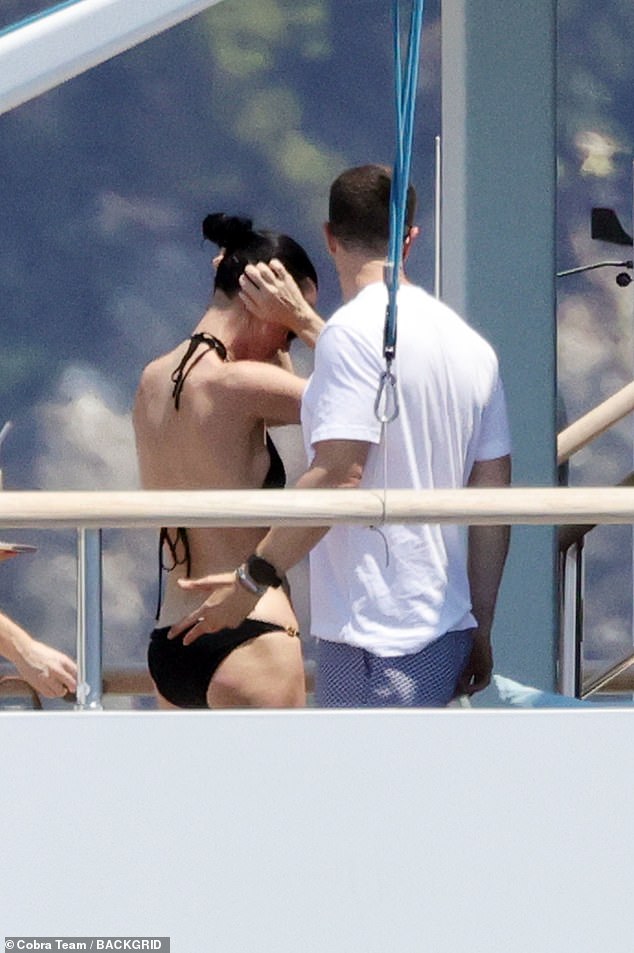Katy's Pert Derriere bio je izložen na niskim dno kupina kupaćih kostima