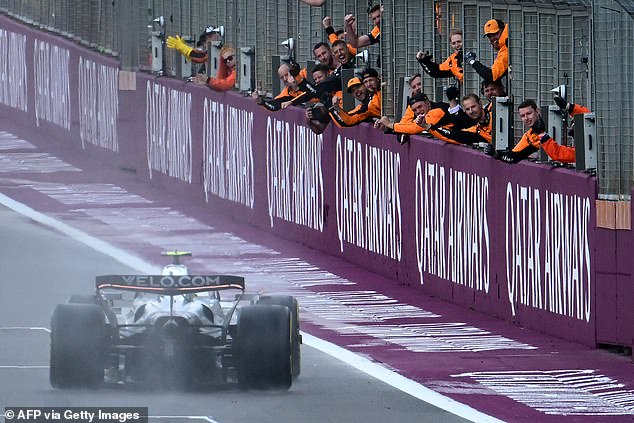 Članovi posade McLaren, zamišljeni su slaveći kako je Norris prešao ciljnu liniju na Silverstoneu