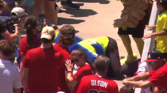 Njih dvoje su se borili na zemlju i tamo ostali nekoliko sekundi prije nego što su se razdvojili