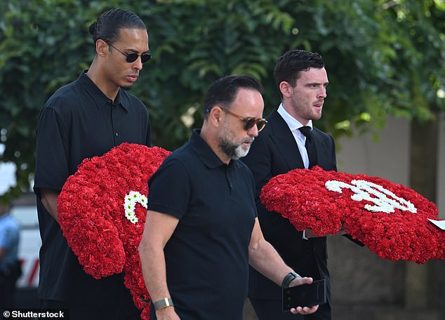 Virgil van Dijk (lijevo) i Andrew Robertson (desno) nosili su vijence za braću