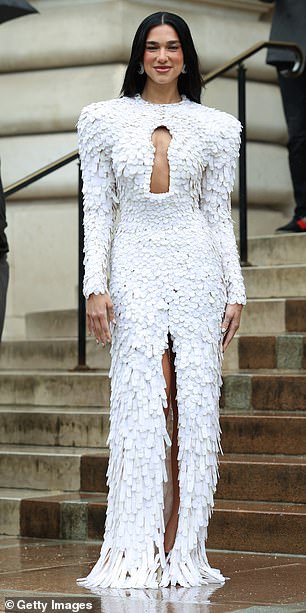 Dua Lipa vodila je zvijezde u Schiaparelli's Haute Couture u Petit Palaisu usred Paris Fashion Weeka u ponedjeljak