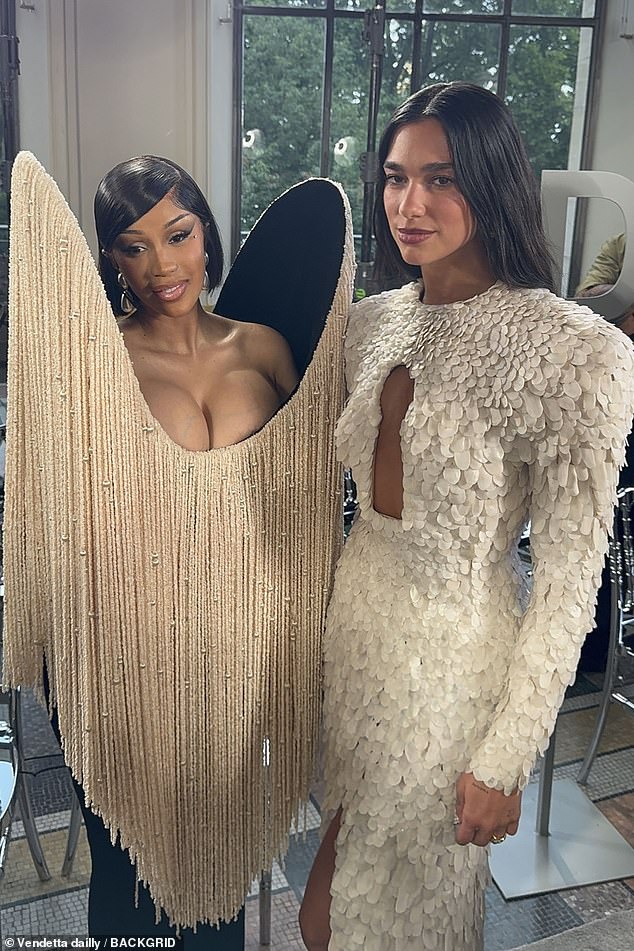 Američki izvođač pridružio se Dua Lipa (R) u vođenju zvijezda na Schiaparelli's Fall/Winter 2025/2026 Haute Couture Show u Petit Palaisu prvog dana kišnog pariškog tjedna modnog tjedna