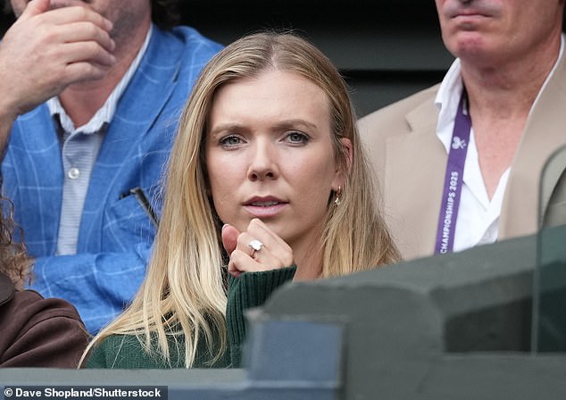 Boulter (na slici) šaka je udario u zrak dok je de Minuar uzeo prvi set 6-1 nakon što je prisilio svog Srpskog protivnika da napravi nekoliko pogrešaka