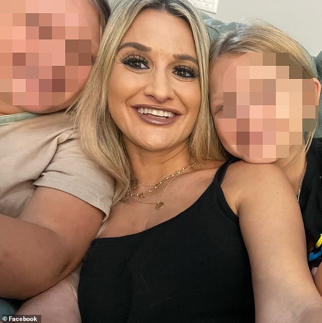 Lochte je rekao Daily Mail -u da je romansa započela nakon što mu je poslužena papiri za razvode i inzistirala je da 