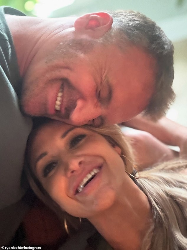 Pojavio se sretno u ljubavi u nizu Lovey Dovey društvenih medija s Gillihanom