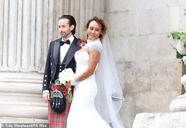 Mel B odbacila je svoju nekada ugled divlje djevojke za vjenčanje prošlog vikenda, a većina gostiju krenula je kući do 19 sati (na slici s novim mužem Rory)