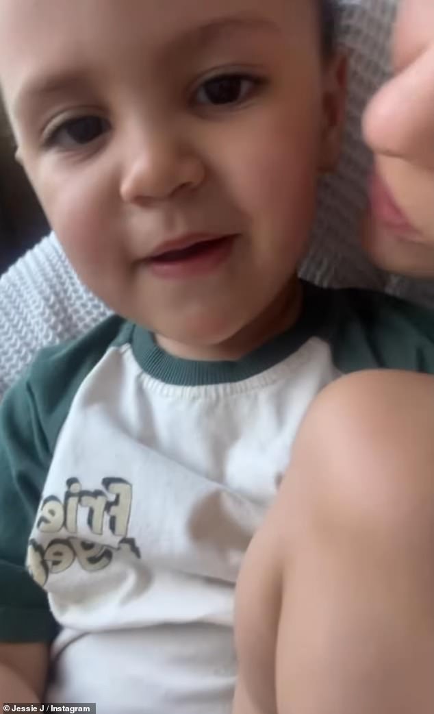 U slatkom isječku, Jessie se čuje kako ohrabruje svog dječaka da kaže