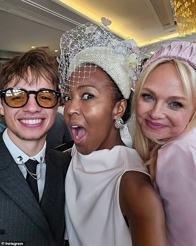 Šampanjac je tekao dok je vjenčani prijem počeo, a prijatelji Mel B -a plesali su noć (Emma Bunton viđena s Angellica)