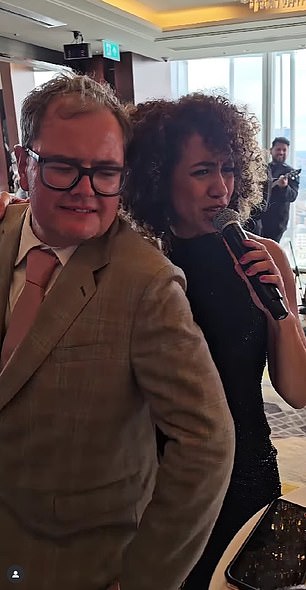 Alan Carr viđen je kako uživa dok su i on i kolega komičar plesali