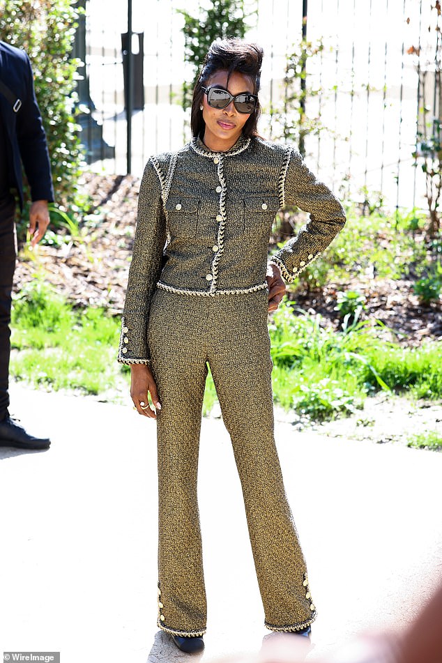Supermodel, 55, vodi zvijezde na Chanel Haute Couture jesen/zima 2025/2026 u ponedjeljak u francuskoj prijestolnici