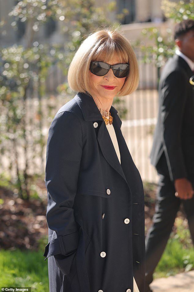 Ikona Voguea Anna Wintour, koja je nedavno otkrila svoju šok ostavku, bila je među modnim stručnjacima koji su prisustvovali, izgledajući obično stilski u mornarskom kaputu