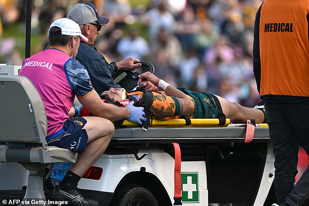 Lolesio je uklonjen s terena tijekom uske pobjede u Australiji protiv Fidžija ovog vikenda na nosaču, noseći narukvicu za vrat