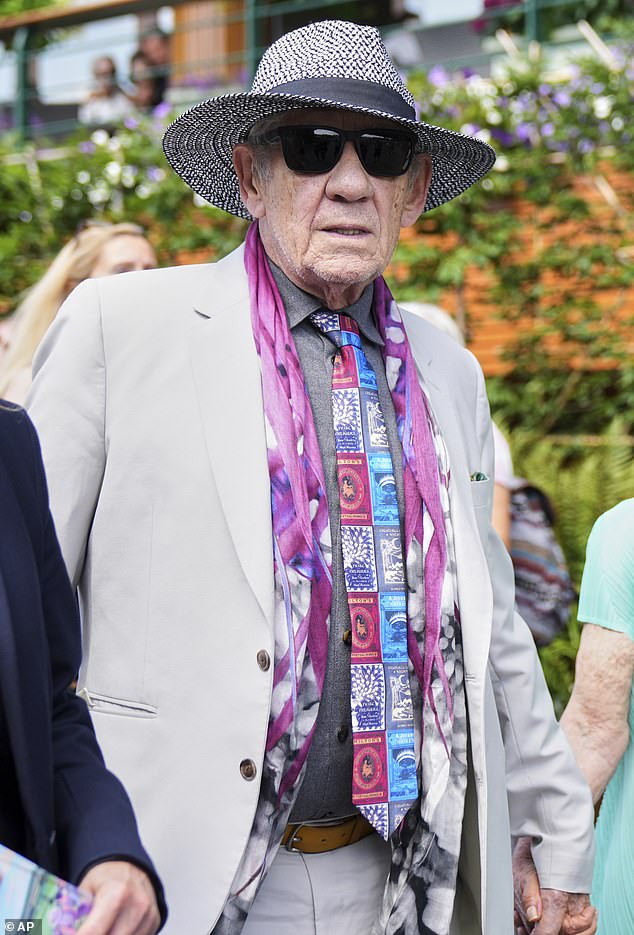 Zvijezda Lord of the Rings Sir Ian McKellen uhvatio je pogled u šarenu odjeću dok je stigao na mjesto jugozapadnog Londona ispred tenisa