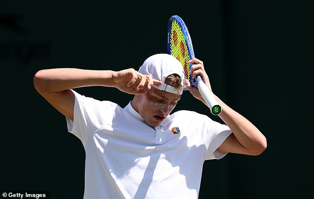 Cruz postaje emotivan i na terenu, baš kao i njegov otac - kao što je pokazao u zaslonu za izradu naslova koji ga je vidio kako viče na svog oca tijekom gubitka u singlu dječaka Wimbledona (na slici)