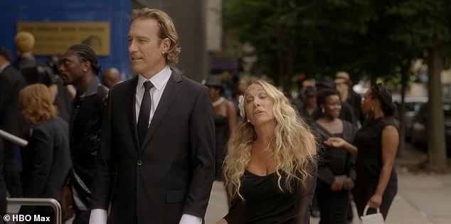 Nova epizoda - pod nazivom Silent Mode - pronašla je Aidana (John Corbett) koji se vraća u New York gdje je rekao Carrie da je spavala sa svojom bivšom suprugom - s Carrie mu je odmah oprostila