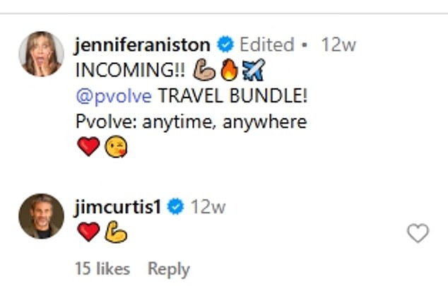 Još u travnju, Curtis je nagovijestio romansu između para dok je komentirao emoji srca na videozapisu Anistona koji je prevrnuo njezin tonirani okvir dok je vježbao