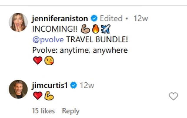 Još u travnju, Curtis je nagovijestio romansu između para dok je komentirao emoji srca na videozapisu Anistona koji je prevrnuo njezin tonirani okvir dok je vježbao