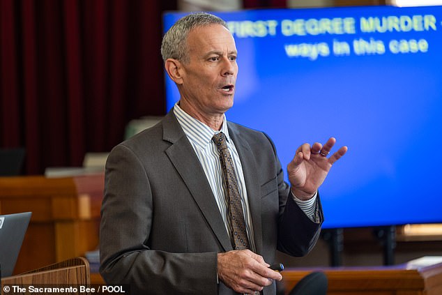 Tužitelj okruga Placer Richard Miller iznosi svoje završne argumente u slučaju Serafinija