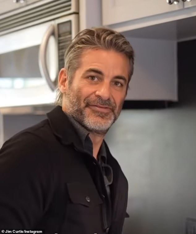 Curtis redovito objavljuje inspirativne citate i 'manifestacije' kako bi pomogao ljudima da se oslobode svoje prošlosti i obrasca 'da pronađu ljubav - a Aniston ga prati na platformi društvenih medija gotovo dvije godine