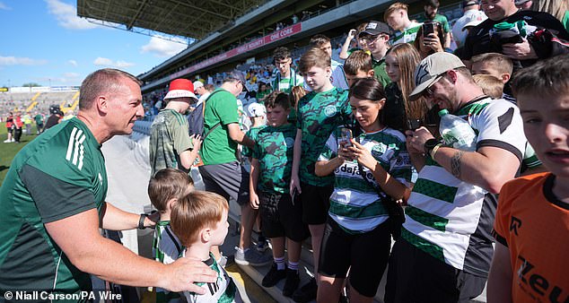 Keltski menadžer Brendan Rodgers susreće navijače prije predsezonske prijateljske utakmice u Corku