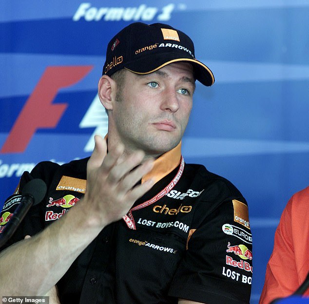 Njegova prva svirka u F1 2001. godine vidjela ga je kako radi zajedno s ocem Maxa Verstappena Josom (gore)