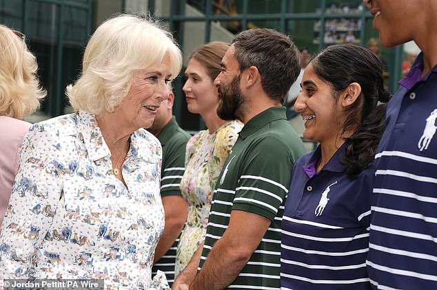 Nakon vikenda povremene kiše i povremenog sunca, gosti na Wimbledonu obradovali su se slavnom vrućini od 26 stupnjeva dok gledaju Novak Đoković kako uzima vatrene talijanske Flavio Cobolli u njihovoj četvrt finale na središnjem terenu (kraljica Camilla slika)