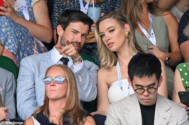 Jack Whitehall (37) i njegova zaručnica Roxy Horner, 34, pojavili su se potpuno usredotočeni tijekom meča
