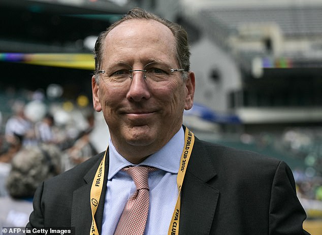 John Textor posjedovao je uloge i u Palači i Lyonu, što je uzrokovalo problem zbog pravila o vlasništvu višestrukih klubova