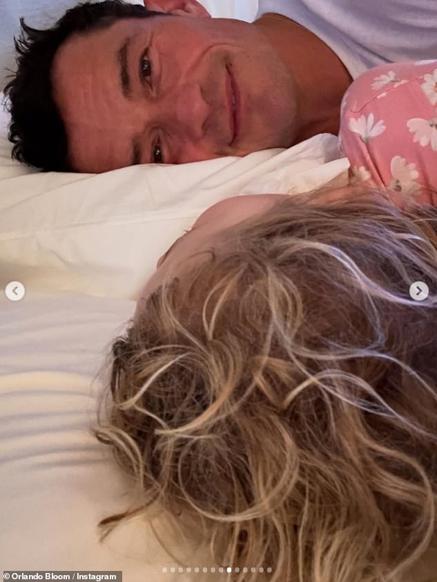'DUMP 4 YA' Opisao je prezentaciju, što mu je pokazalo kako se mazio s Daisy, pozirajući za selfie za zalazak sunca i razne druge avanture na njegovom talijanskom bijegu
