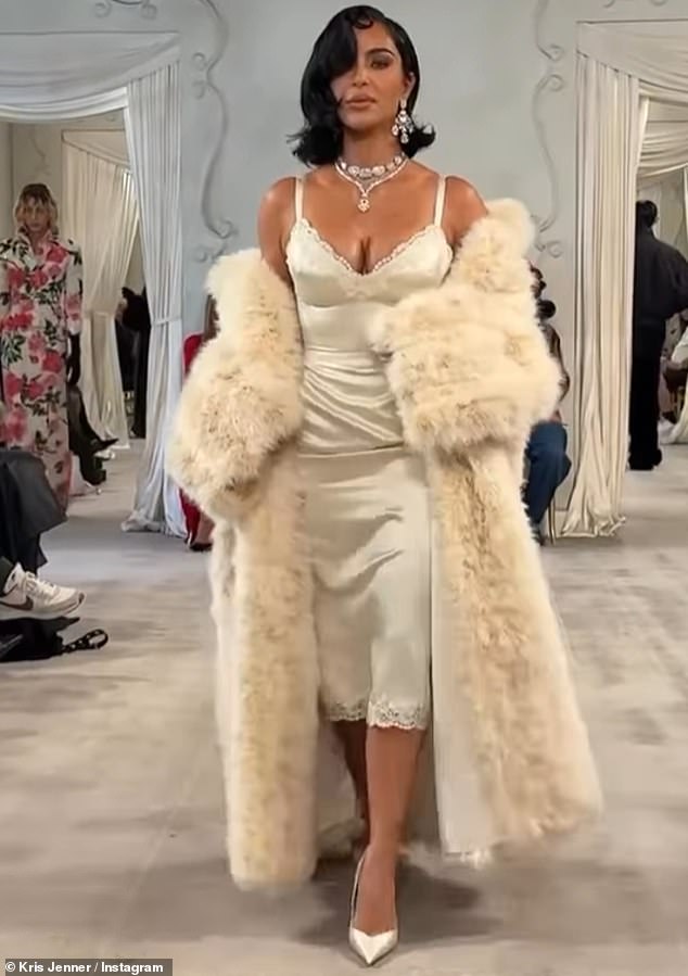 Njezina majka Kris Jenner s ponosom je objavila video Kim na modnoj pisti za Balenciaga na Paris Weeku Fashion Week - Posljednja emisija marke pod dizajnericom Demna Gvasalia