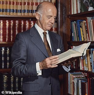 Njegovi su roditelji bili sir William McMahon, koji je bio 20. premijer Australije od 1971. do 1972., i socijalistička dama Sonia (née Hopkins) - vitez je bio 1977