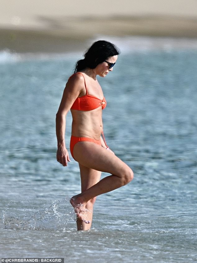 Glavna pjevačica Celtic Pop Rock Group Corrs je pokvarila svoj impresivni trbuh dok je uživala u uranjanju u ocean