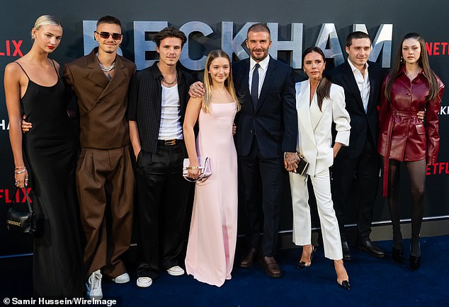 Izvori bliski Beckhamsima opisali su tugu obitelj zbog rastućeg otuđenja s Brooklynom otkad se oženio Nicolom. Na slici: Par se pridružuje obitelji Beckham na premijeri njihovih Netflix Docuseries, Beckham