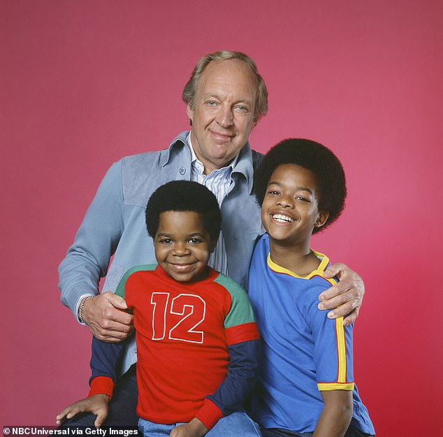 Gary Coleman glumio je u različitim potezima, uz Todd Bridges (na slici Righ), Dana Platona i Conrada Baina (na slici vrha), koji su glumili svog bogatog posvojitelja, stvarajući jednu od najpopularnijih sitcomičkih obitelji TV -a
