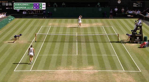 Ali Anisimova (vrh) proslavila se nakon što je osvojila bod, ostavljajući Sabalenku (dno) neupućeno