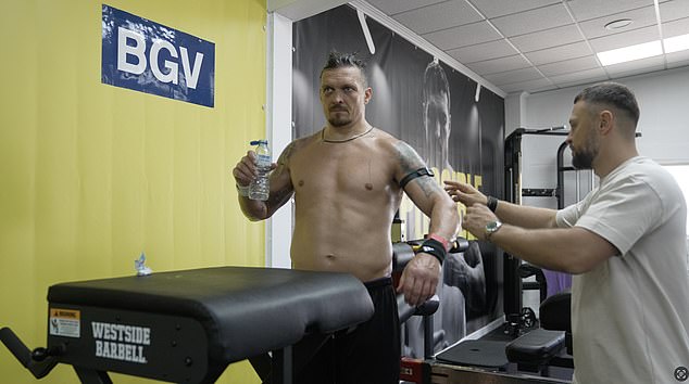 Krv se crpi kako bi se nadgledao njegov umor, a Ukrajinsko sjećanje, spavanje i kognitivni stres zabilježeni su, analizirani, prilagođeni - njegov kamp je manje poput teretane, a više kao laboratorij