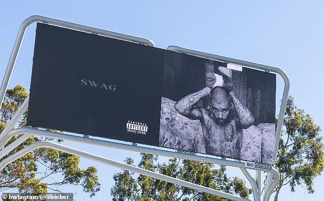 Billboards - koji su viđeni od Los Angelesa do Islanda - koji sadrže potencijalno ime uključuju i crno -bijelu fotografiju Justina bez majice koji drži sina Jacka Bluesa Biebera, 10 mjeseci, dok su noge mališana visile u zraku