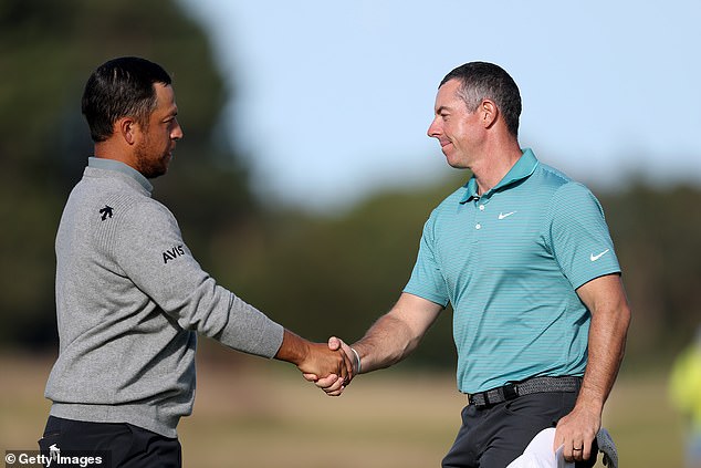 Rory McIlroy rukuje se s igračkim partnerom Xanderom Schauffeleom nakon 68 kruga