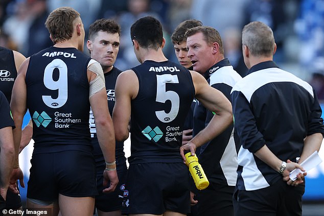 Neimenovani navijač koristio je MCG -ovu antisocijalnu uslugu hotline kako bi dao izjavu (Voss je prikazan kako razgovara sa svojim igračima tijekom gubitka od North Melbournea prošlog mjeseca)