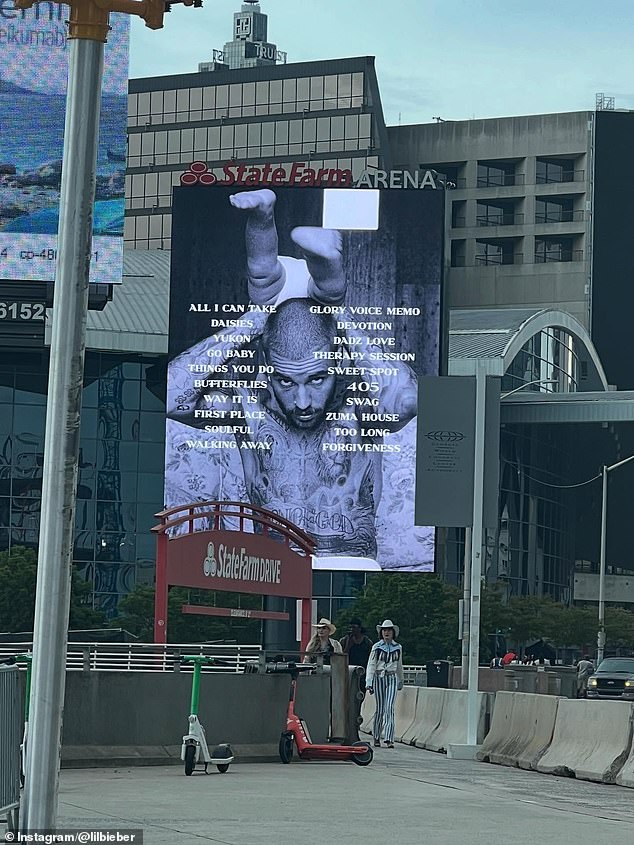 Pjevačica je u četvrtak lansirala više panoa širom svijeta, a činilo se da je promovirao album. Neke od promotivnih slika uključivale su ono što je izgledalo kao popis pjesama za LP, mada nije bilo sigurno da li odražavaju konačni nalog za pjesmu