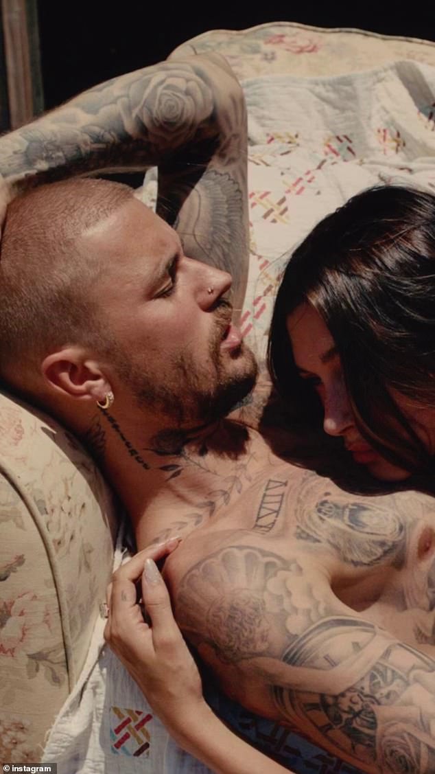 31-godišnji hitmaker ostavio je obožavatelje dosta da žvaču novo objavljene pjesme s kriptičnim tekstovima, uključujući Walk Away, što, čini se, aludira na njegove prijavljene bračne probleme sa suprugom Hailey Bieber, 28