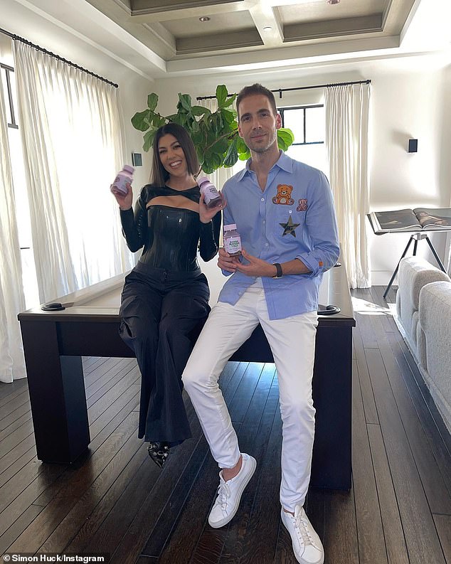Kourtney je suosnivao Lemme s publicistom Simonom Huckom (R, na slici 2023.) još od 2019. godine, ali marku nisu lansirali do 2022. godine kako bi se 'sastali s liječnicima, formulatorima i znanstvenicima'