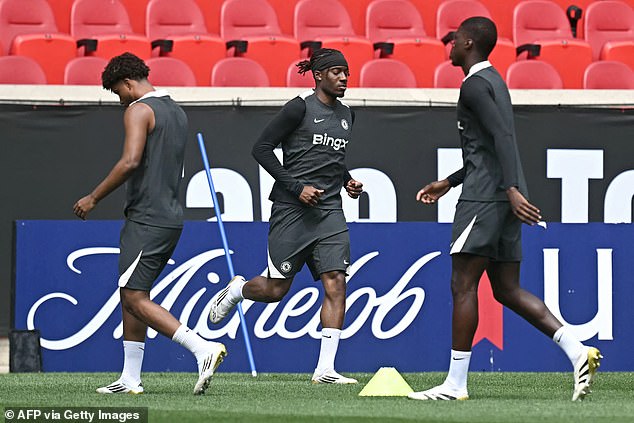 Izvijestio o lošem nastupu na treningu, Madueke je ostao iz momčadi jednom u 2024-25