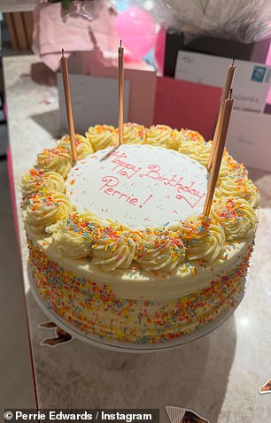Tema Rainbow nastavila se s tortama prekrivenom prskanjem s riječima 'Sretan rođendan Perrie' ledena na vrh torte