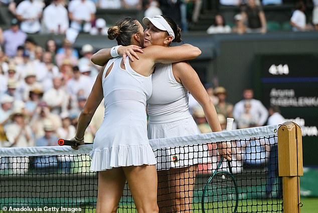 Anisimova i Sabalenka postavili su meč iza njih kako bi podijelili zagrljaj na mreži na kraju