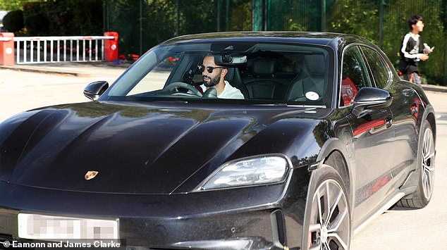 U međuvremenu, menadžer Ruben Amorim otišao je samo osam minuta ranije