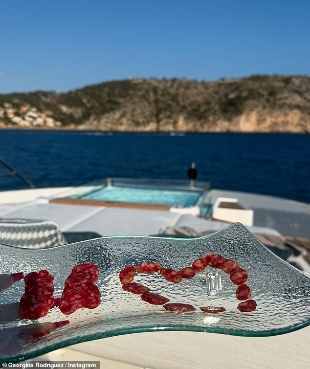 Georgina Rodriguez podijelila je sliku svog zalogaja Chorizo s pogledom broda u pozadini
