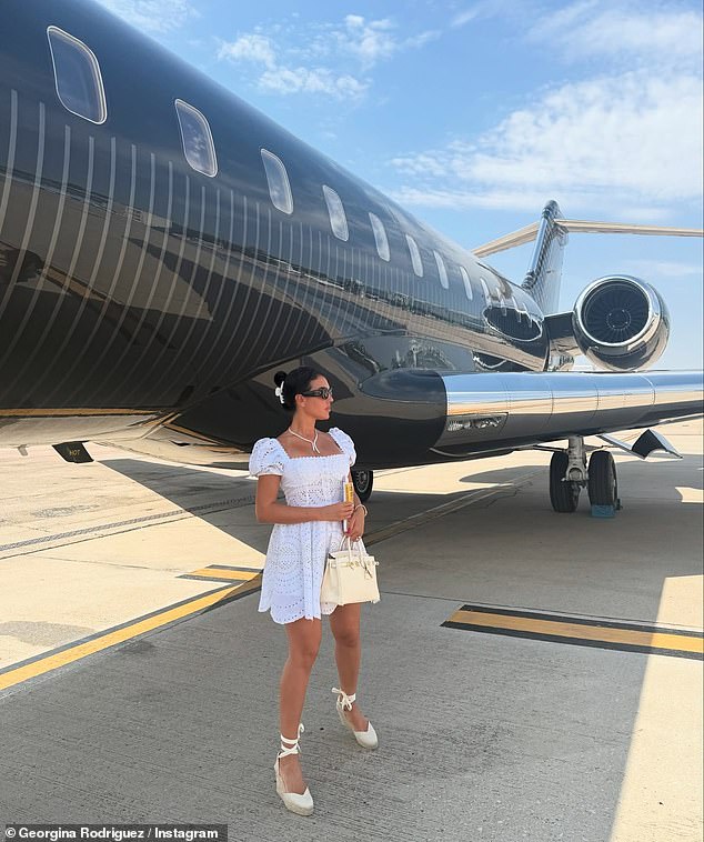 Par nije poštedio par koji je stigao na svoje odredište na privatnom zrakoplovu, što je Georgina pozirala ispred elegantne bijele haljine